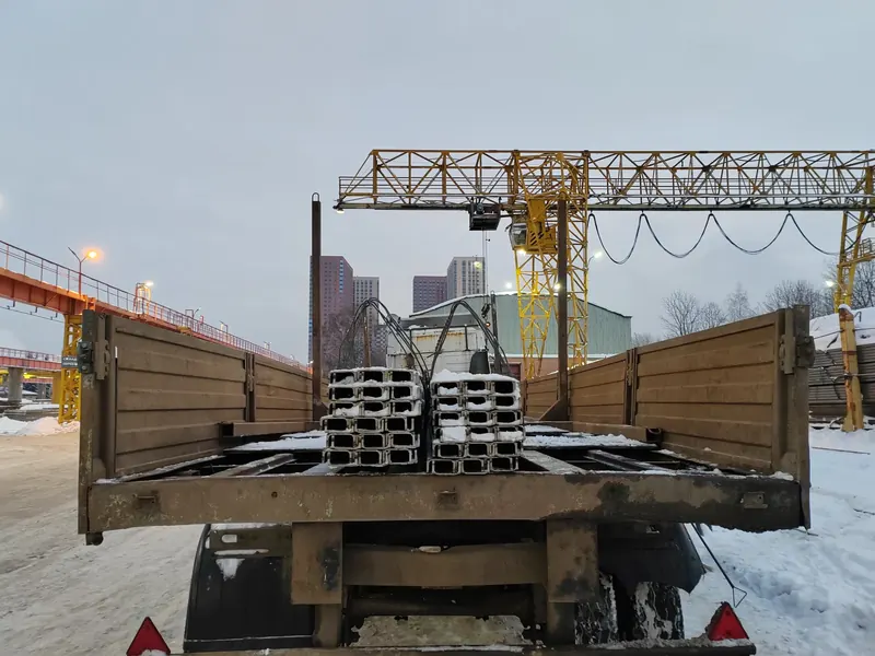 Пачка профильной трубы, вид на торцы с задней части полуприцепа — БОРТ №1 Пачка профильной трубы, вид на торцы с задней части полуприцепа