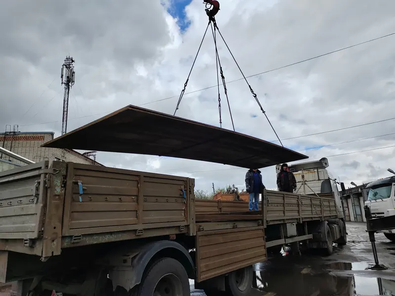 Листовой металл на стропах при крановой погрузке на полуприцеп — БОРТ №1 Листовой металл на стропах при крановой погрузке на полуприцеп