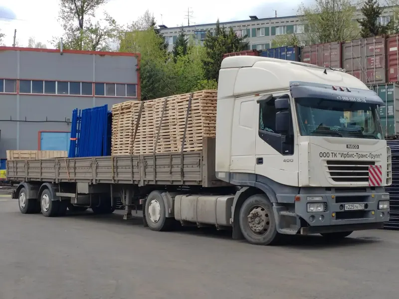 Паллетированные строительные материалы на бортовом полуприцепе