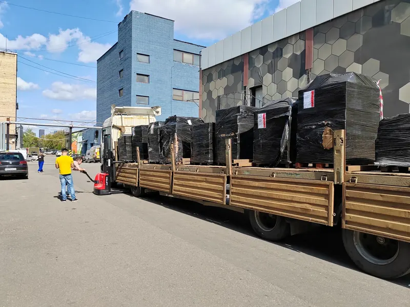 Перевозка нескольких паллет строительных материалов на открытом полуприцепе